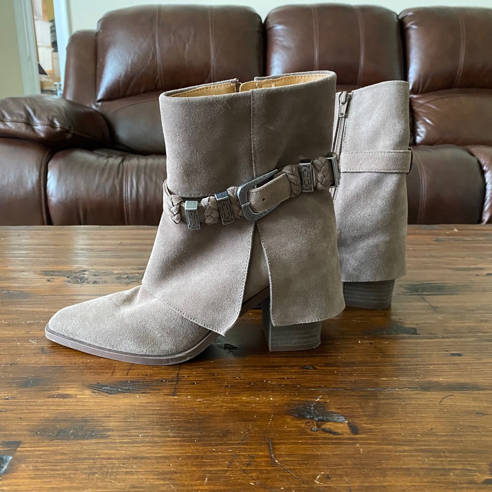 Crown Vintage Braydon Taupe Suede Ankle Boots Size 7.5 Pointed Toe Buckle Strap